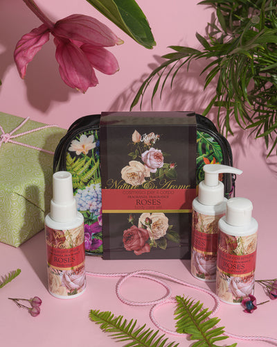 <b>Pochette con Bagno & Doccia Schiuma, Crema Corpo, Acqua Profumata 100 mL</b></br>Nature&Arome</br><i>Linea Roses</i>