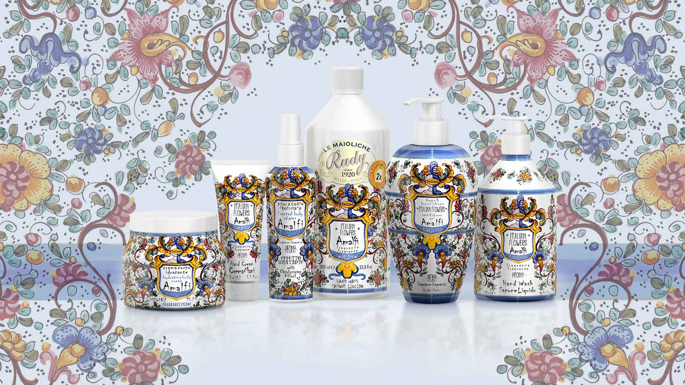 Le Maioliche di Rudy, collezione Amalfi. Rappresentati da sinistra a destra: Crema corpo 500ml, Crema mani 100ml, Acqua corpo profumata 150ml, Ricarica sapone liquido 1L, Bagno e docciaschiuma 700ml, Sapone liquido mani 500ml