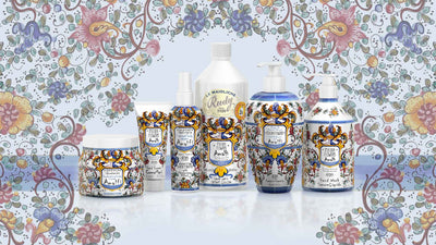 Le Maioliche di Rudy, collezione Amalfi. Rappresentati da sinistra a destra: Crema corpo 500ml, Crema mani 100ml, Acqua corpo profumata 150ml, Ricarica sapone liquido 1L, Bagno e docciaschiuma 700ml, Sapone liquido mani 500ml