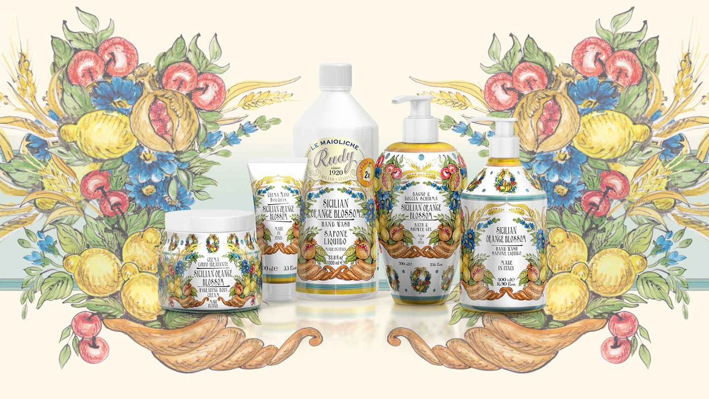 Le Maioliche di Rudy, collezione Fiori d'Arancio di Sicilia. Rappresentati da sinistra a destra: Crema corpo 500ml, Crema mani 100ml, Ricarica sapone liquido 1L, Bagno e Docciaschiuma 700ml, Sapone liquido mani 500ml.