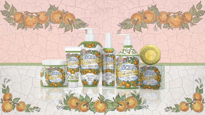 Le Maioliche di Rudy, collezione Ischia. Rappresentati da sinistra a destra: Crema corpo 500ml, Crema mani 100ml, Bagno e docciaschiuma 700ml, Acqua corpo profumata 150ml, Sapone liquido mani 500ml, Saponetta solida 100g