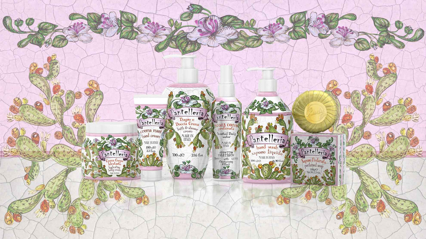 Le Maioliche di Rudy, collezione Pantelleria. Rappresentati da sinistra a destra: Crema corpo 500ml, Crema amni 100ml, Bagno e Docciaschiuma 700ml, Acqua corpo profumata 150ml, Sapone liquido mani 500ml, Saponetta solida 100g.