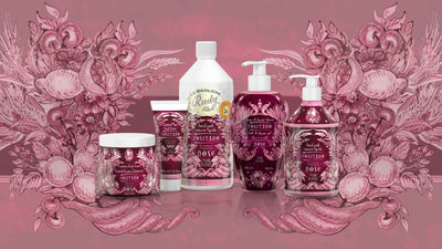 Le Maioliche di Rudy, collezione Positano. Rappresentati da sinistra a destra: Crema corpo 500ml, Crema mani 100ml, Ricarica sapone liquido 1L, Bagno e Docciaschiuma 700ml, Sapone liquido mani 500ml.