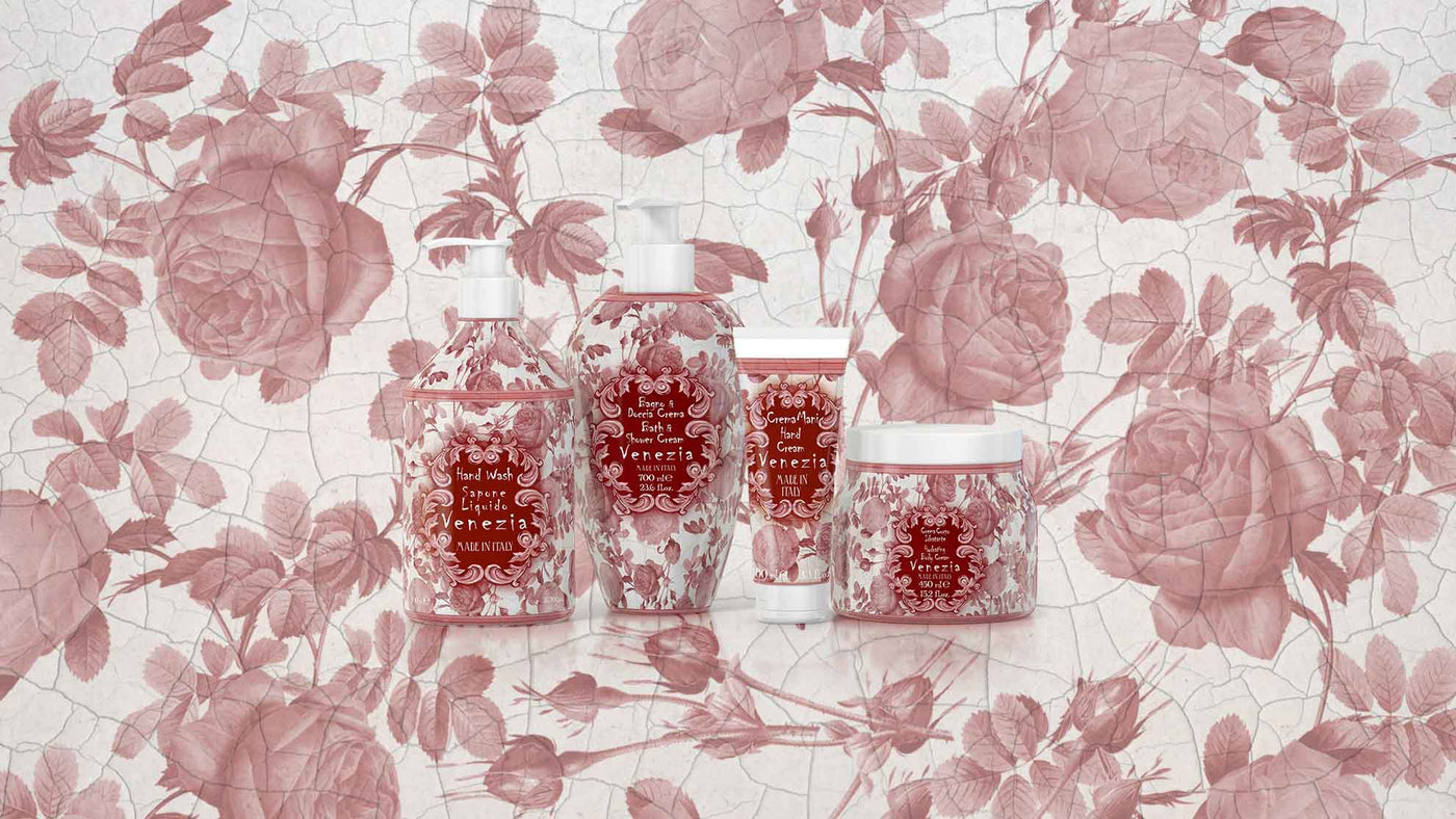 Le Maioliche di Rudy, collezione Venezia. Rappresentati da sinistra a destra: Sapone liquido mani 500ml, Bagno e docciaschiuma 700ml, Crema mani 100ml, Crema corpo 500ml