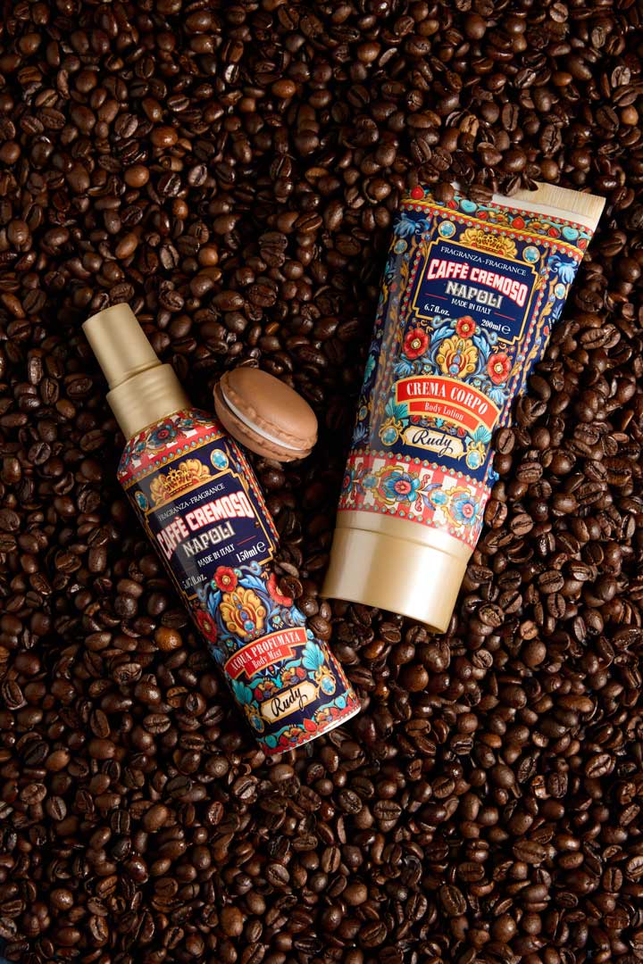 <b>Caja de Regalo con Agua Perfumada 150 mL + Crema Corporal Hidratante 200 mL</b></br>Edición Gourmand</br><i>Cafè Cremoso</i>
