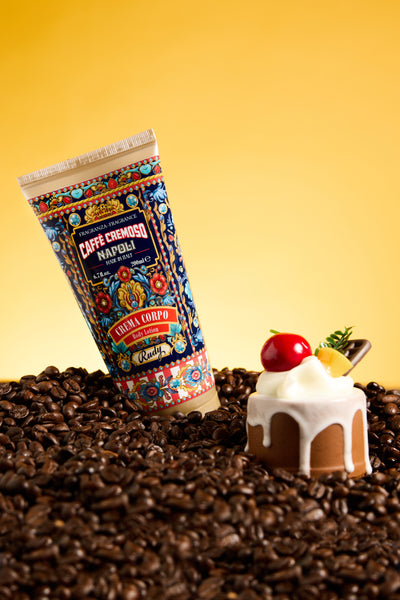 <b>Caja de Regalo con Gel de ducha 500 mL + Crema Corporal Hidratante 200 mL</b></br>Edición Gourmand</br><i>Cafè cremoso</i>