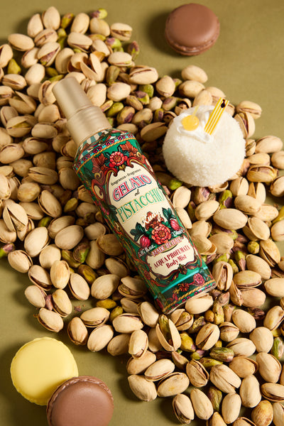 <b>Caja de Regalo con Agua Perfumada 150 mL + Crema Corporal Hidratante 200 mL</b></br>Edición Gourmand</br><i>Helado de Pistacho</i>