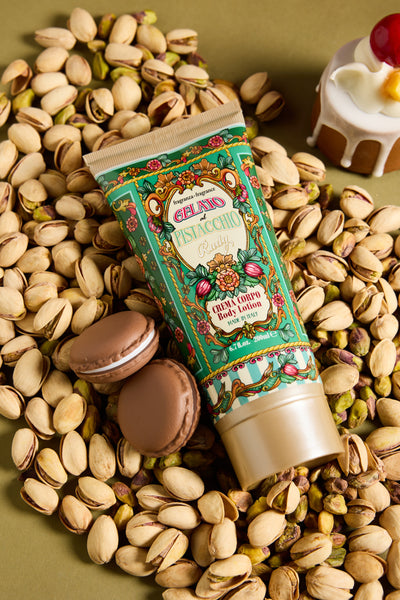 <b>Caja de Regalo con Agua Perfumada 150 mL + Crema Corporal Hidratante 200 mL</b></br>Edición Gourmand</br><i>Helado de Pistacho</i>